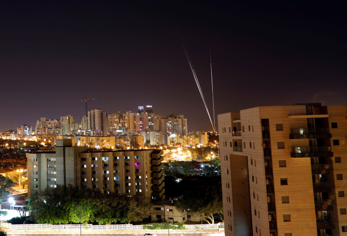שיגור רקטות מרצועת עזה (צילום:  רויטרס)