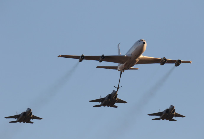 מטוס בואינג בתרגיל תדלוק אווירי עם שלושה מטוסי 15־F (צילום:  עופר צידון, פלאש 90)