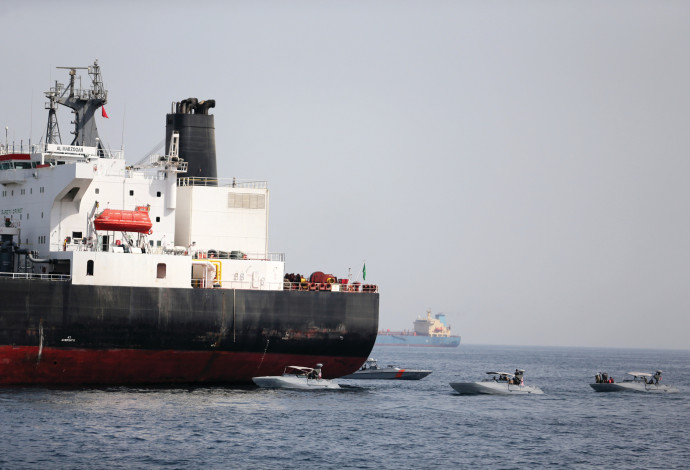 מכלית נפט סעודית שהותקפה  (צילום:  רויטרס)