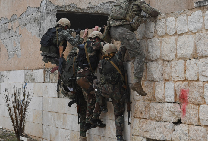 חיילים רוסים מאמנים חיילים מהצבא הסורי (צילום:  AFP)