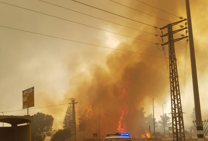 שריפות ברחבי הארץ בשל עומסי החום (צילום:  דוברות כבאות והצלה)