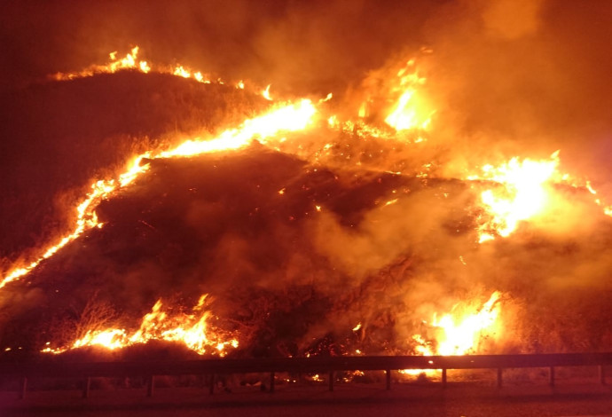 שריפה סמוך למנחמיה (צילום:  דוברות כב"א)