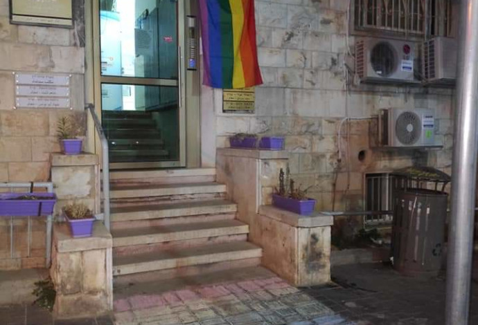 הכניסה למשרד הרב הראשי לירושלים לאחר שנצבעה (צילום:  שאול גרינפלד)