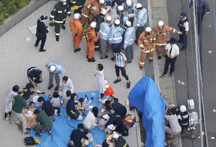 עובדי הצלה ושוטרים בזירת האירוע ביפן (צילום:  רויטרס)