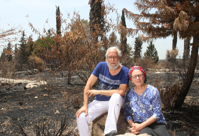 זהבה ודולב גילמור לצד האנדרטה (צילום:  מירי צחי)