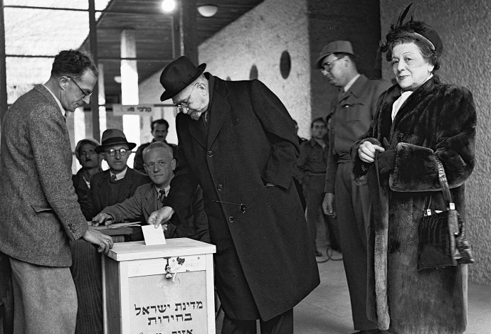 הנשיא חיים ויצמן בקלפי, 1949 (צילום:  הוגו מנדלסון, לע"מ)