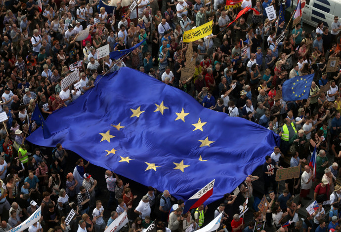 דגל האיחוד האירופי במהלך הפגנה בפראג, צ'כיה (צילום:  REUTERS/Bundas Engler)