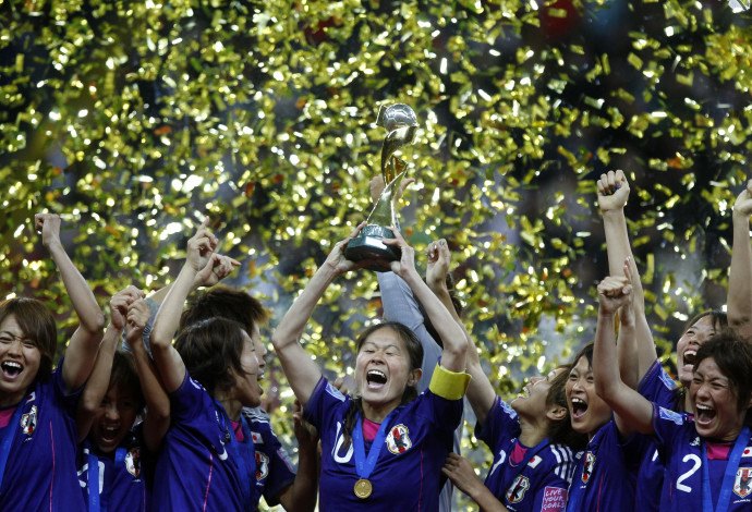 נבחרת יפן בכדורגל נשים חוגגת את הזכייה בגביע העולם, 2011 (צילום:  REUTERS/Kai Pfaffenbach)