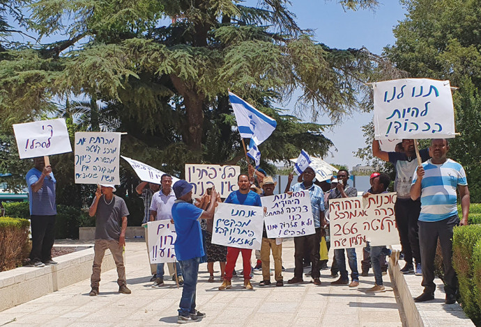 ההפגנה מחוץ לבניין הסוכנות היהודית (צילום:  ג'וש ארונסון)