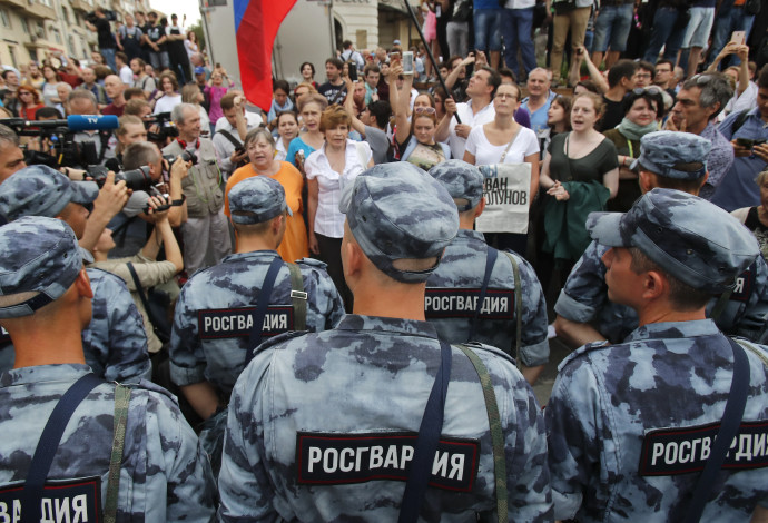 הפגנה במוסקבה נגד המשטרה (צילום:  רויטרס)