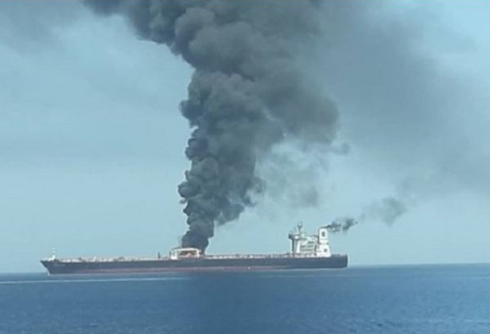 מכלית שנפגעה במפרץ הפרסי (צילום:  מסך)