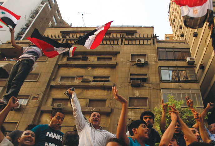 מהומות בשגרירות ישראל בקהיר (צילום:  רויטרס)