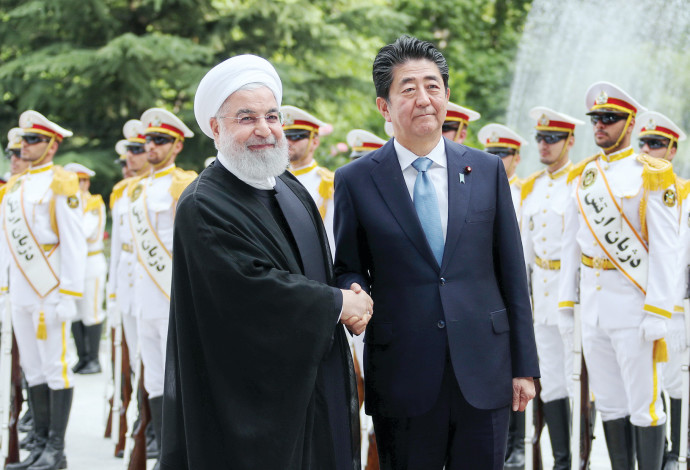 נשיא איראן חסן רוחאני ושינזו אבה ראש ממשלת יפן (צילום:  רויטרס)