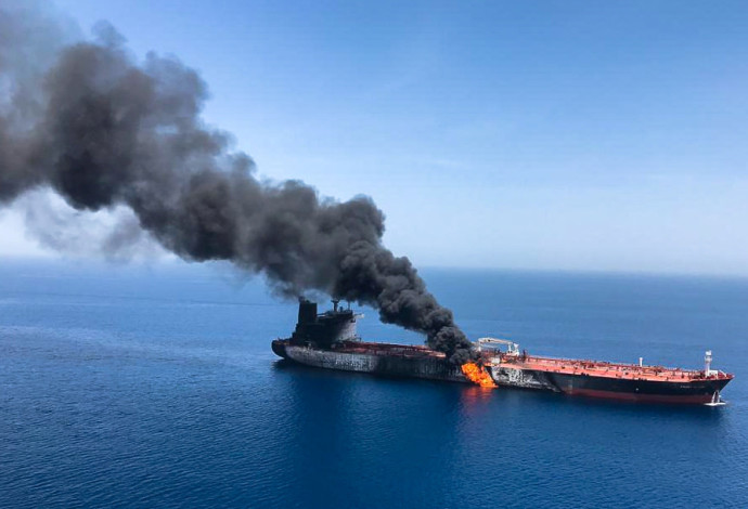 מכלית שהותקפה במפרץ עומאן (צילום:  רויטרס)