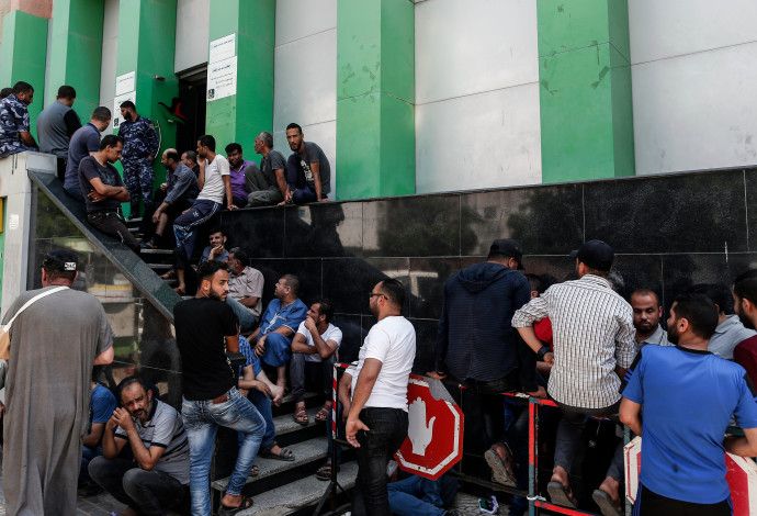 פלסטינים ברצועת עזה מחכים לכסף הקטארי (צילום:  AFP)