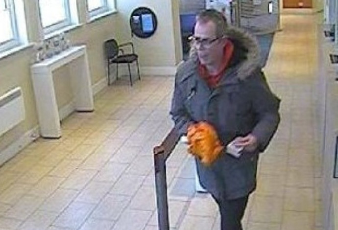 שדד בנק כשהוא חמוש בבננה (צילום:  CCTV)