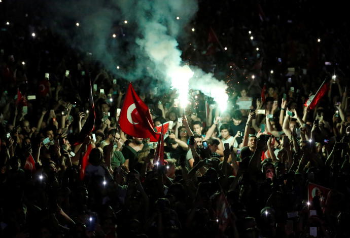 חגיגות הניצחון בבחירות המקומיות באיסטנבול (צילום:  צילום: REUTERS/Kemal Aslan)