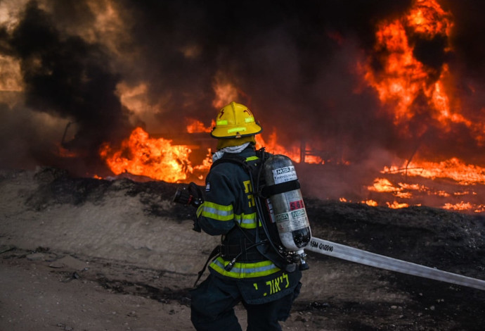 שריפה שפרצה בשער הנגב (צילום:  כבאות והצלה מחוז דרום,כבאות והצלה מחוז דרום)