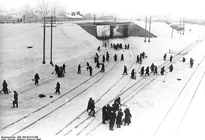 יהודים במינסק (צילום:  Bundesarchiv)