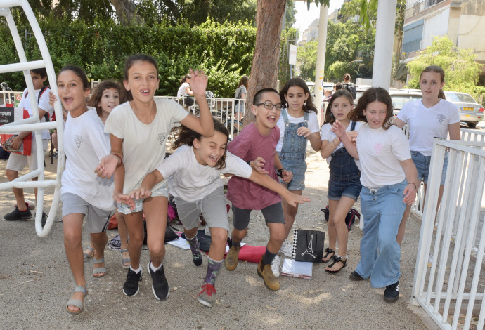 תלמידי בית הספר גבריאלי בתל אביב יוצאים לחופש (צילום:  אבשלום ששוני)