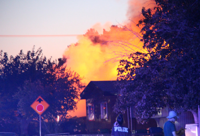 בית עולה באש לאחר רעידת אדמה בקליפורניה (צילום:  רויטרס)