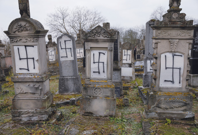 בית קברות שהושחת בצרפת, ארכיון (צילום:  רויטרס)