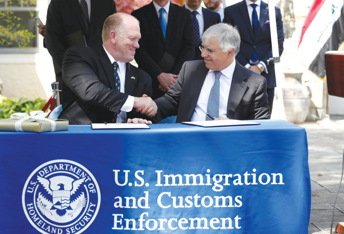  יאסין (מימין) ובכיר בממשל האמריקאי (צילום:  רויטרס)