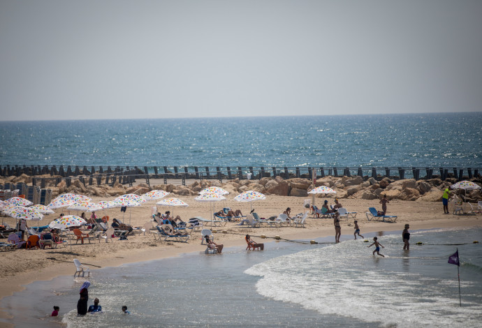 חוף ים בתל אביב (צילום:  יונתן זינדל, פלאש 90)