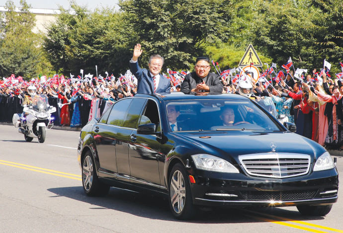 קים ונשיא קוריאה הדרומית בנסיעה בפיונגיאנג (צילום:  רויטרס)