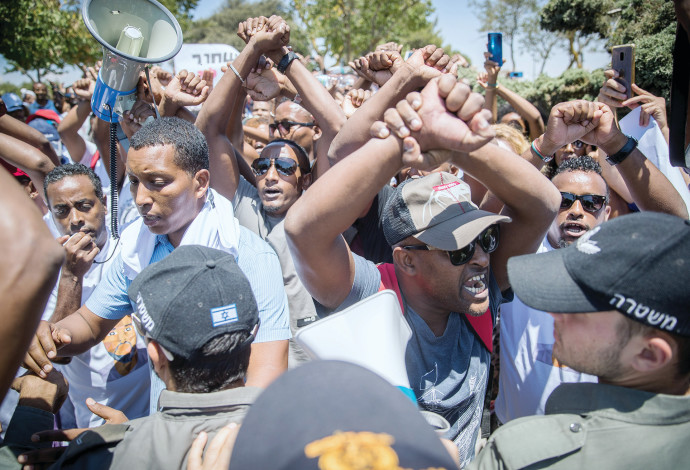 מחאה מול הכנסת נגד אלימות המשטרה (צילום:  יונתן זינדל, פלאש 90)