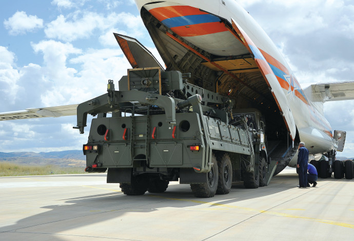 סוללות S400 מגיעות לבסיס חיל האוויר הטורקי באנקרה (צילום:  רויטרס)