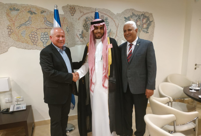 הבלוגר הסעודי מוחמד סעוד עם איש משרד החוץ חסן כעביה (מימין) וח"כ אבי דיכטר (צילום:  דוברות הכנסת)