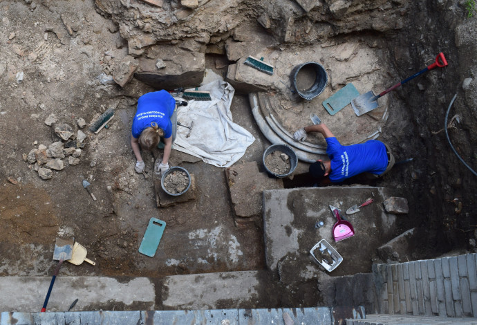 צווות החפירה חושף את בסיס אחד העמודים הענקיים שתמכו את תקרת בית הכנסת בוילנה (צילום:  יוחנן (ג'ון) זליגמן, רשות העתיקות)