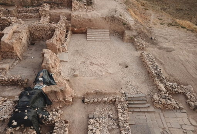 המדרגות שהתגלו בתל חצור (צילום:  חפירות קרן זלץ בחצור לזכר יגאל ידין)