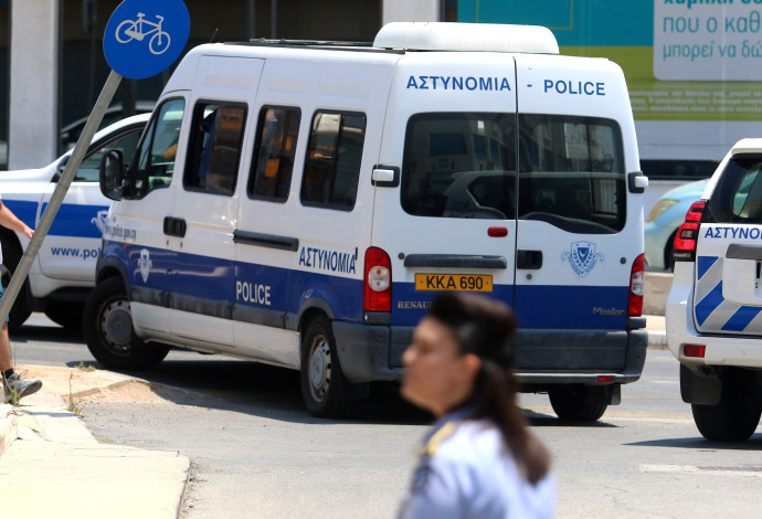 רכב של משטרת קפריסין עם העצורים הישראלים (צילום:  רויטרס)