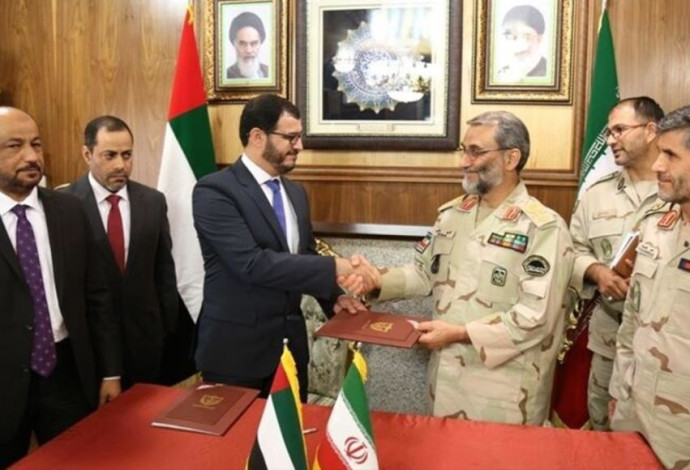 מפקד משמר החופים של איחוד האמירויות (שמאל) ומפקד משמר הגבול האיראני (צילום:  סוכנות אירנ"א)