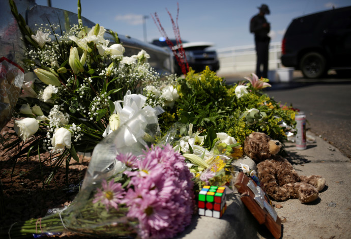 אנשים מניחים פרחים בזירת אירוע הירי באל פאסו (צילום:  רויטרס)