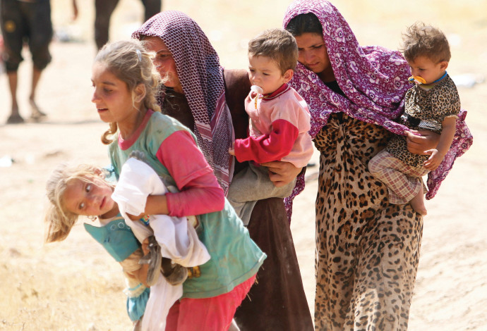 נשים יזידיות נמלטות משבי דאעש, ארכיון (צילום:  רויטרס)