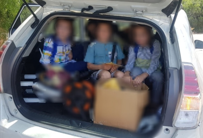 11 ילדים הוכנסו לרכב אחד  (צילום:  דוברות המשטרה)