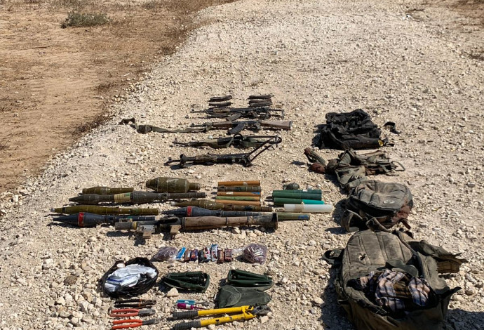 כלי הנשק שנמצאו על המחבלים שניסו לבצע פיגוע חדירה (צילום:  דובר צה"ל)