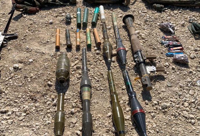 כלי הנשק שנמצאו על המחבלים שניסו לבצע פיגוע חדירה (צילום:  דובר צה"ל)