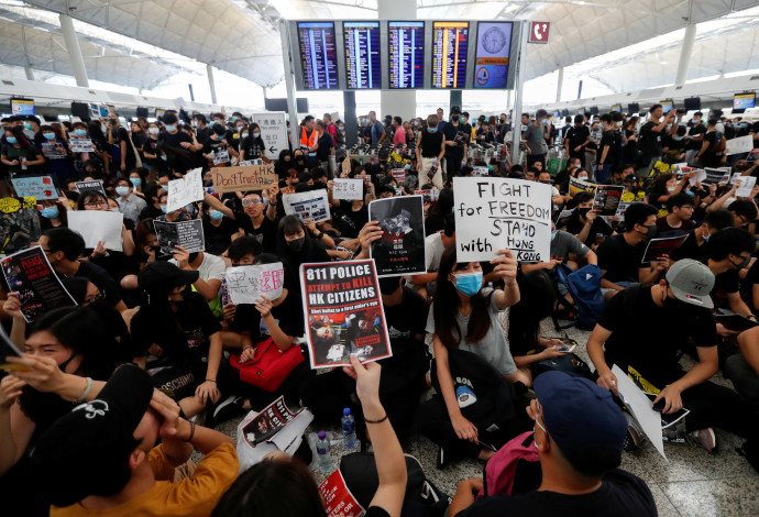 מפגינים בשדה התעופה בהונג קונג (צילום:  רויטרס)