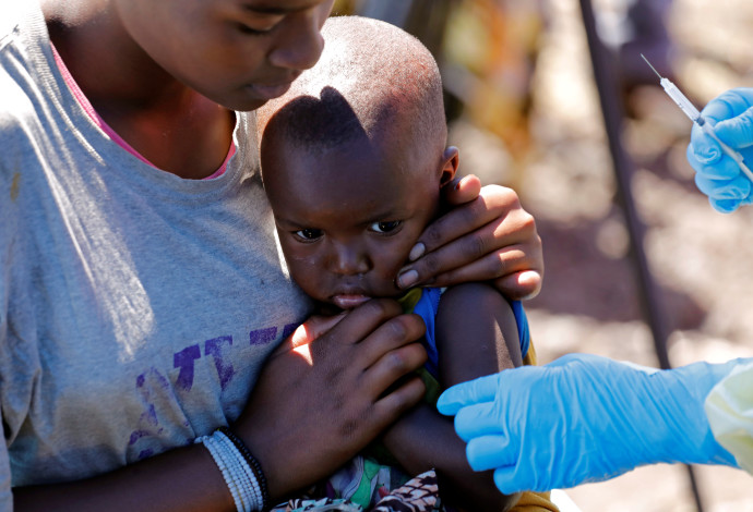 ילד קטן מקבל חיסון נגד אבולה, קונגו (צילום:  רויטרס)