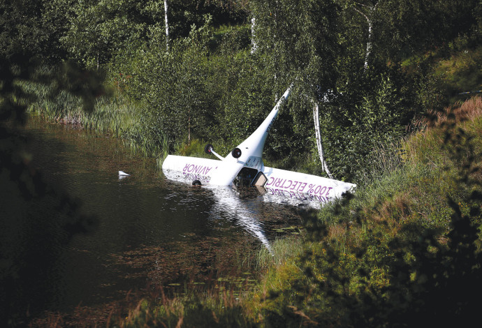 המטוס הנורווגי לאחר נחיתת האונס (צילום:  רויטרס)