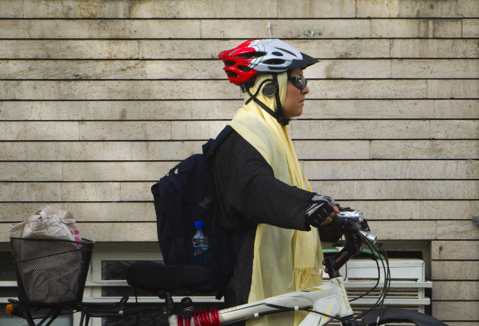 אישה באיראן רוכבת על אופניים, ארכיון (למצולמת אין קשר לנאמר בכתבה) (צילום:  רויטרס)