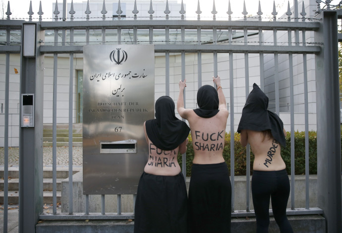 מחאה נגד הפגיעה בזכויותיהן של הנשים מול שגרירות איראן בברלין (צילום:  רויטרס)