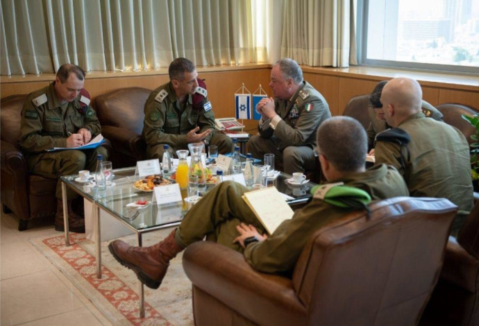 פגישת בכירי צה"ל עם מפקד יוניפ"יל (צילום:  דובר צה"ל)