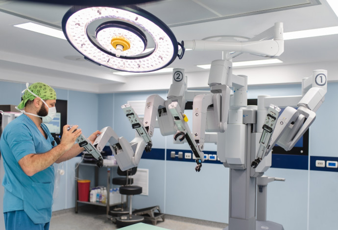 רובוט המבצע ניתוחים גניקולוגיים (צילום:  אור קפלן)