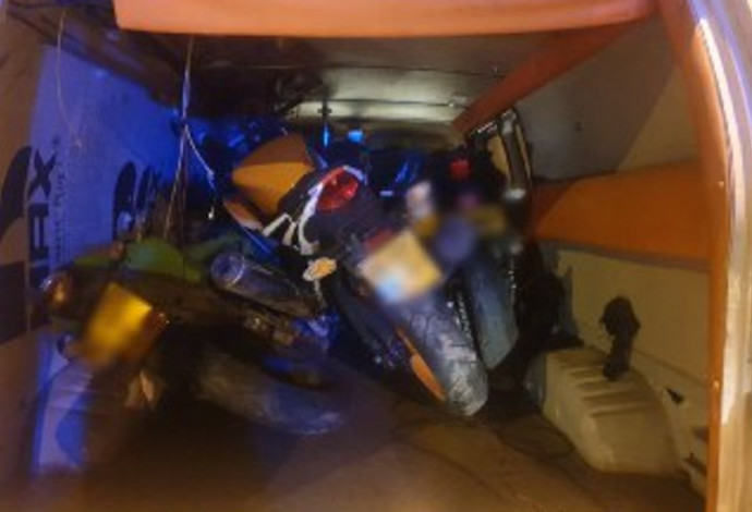 הרכב והאופנועים שנגנבו (צילום:  דוברות המשטרה)