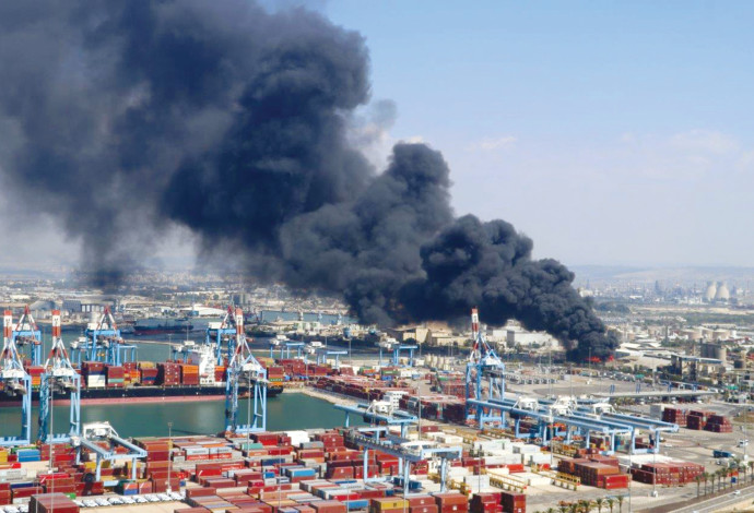 השריפה במפעל שמן תעשיות במפרץ חיפה (צילום:  אילן מלסטר, המשרד להגנת הסביבה)